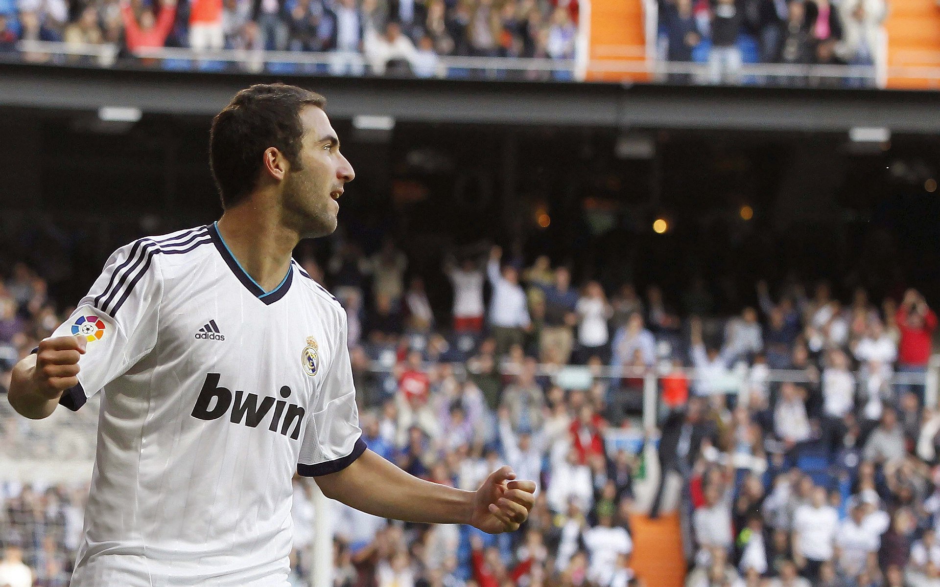 “季中排行变奏，焦点战引领赛季新格局”，季中赛战队排名